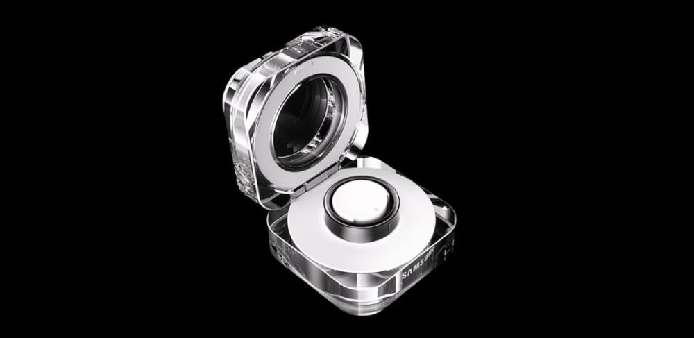 Carcasa ransparentă a Inelului Samsung Galaxy Ring indică nivelul bateriei și permite încărcarea rapidă pe un suport compatibil.