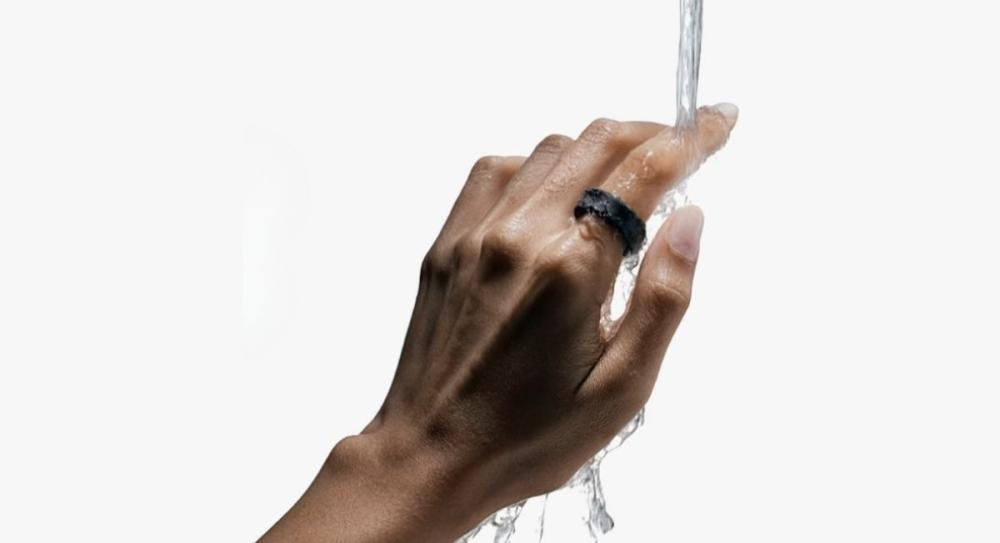 Samsung Galaxy Ring Inel Smart este certificat pentru rezistență la apă de până la 10 ATM, ideal pentru dușuri sau scufundări ușoare.