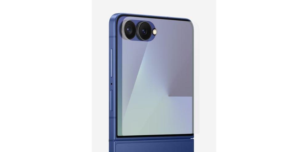 Folia Samsung Galaxy Z Flip7 aderă perfect pe suprafața telefonului, fără bule sau margini ridicate.