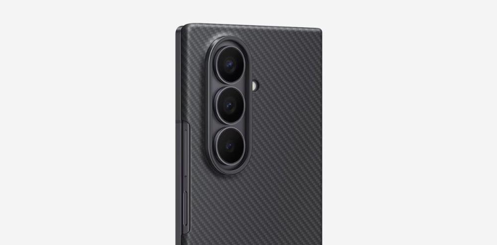 Husa Galaxy Z Fold7 Carbon Shield are o grosime de numai 0,8 mm, fiind extrem de subțire.