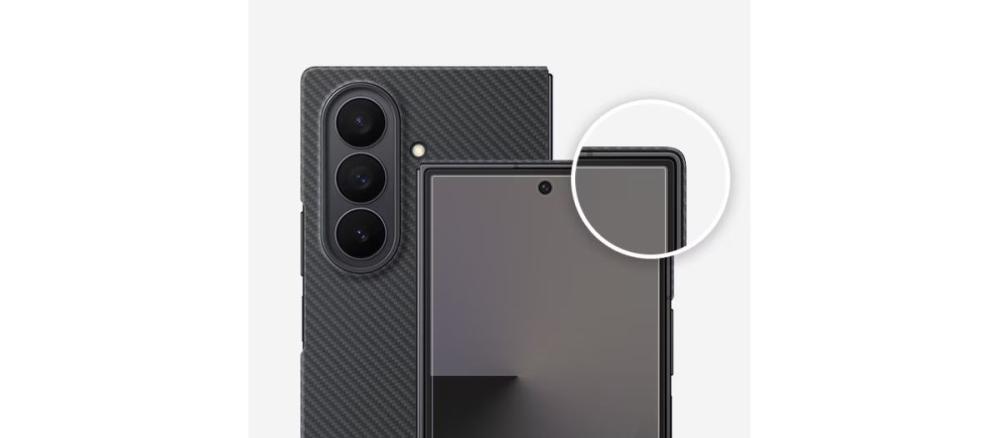 Husa Carbon Shield Samsung Galaxy Z Fold7 include o folie anti-reflexie care păstrează claritatea ecranului.