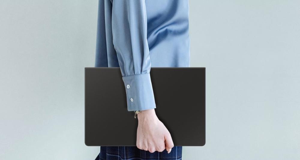 BookCover Keyboard Slim, este un accesoriu cu design subțire, care se montează rapid și ușor.