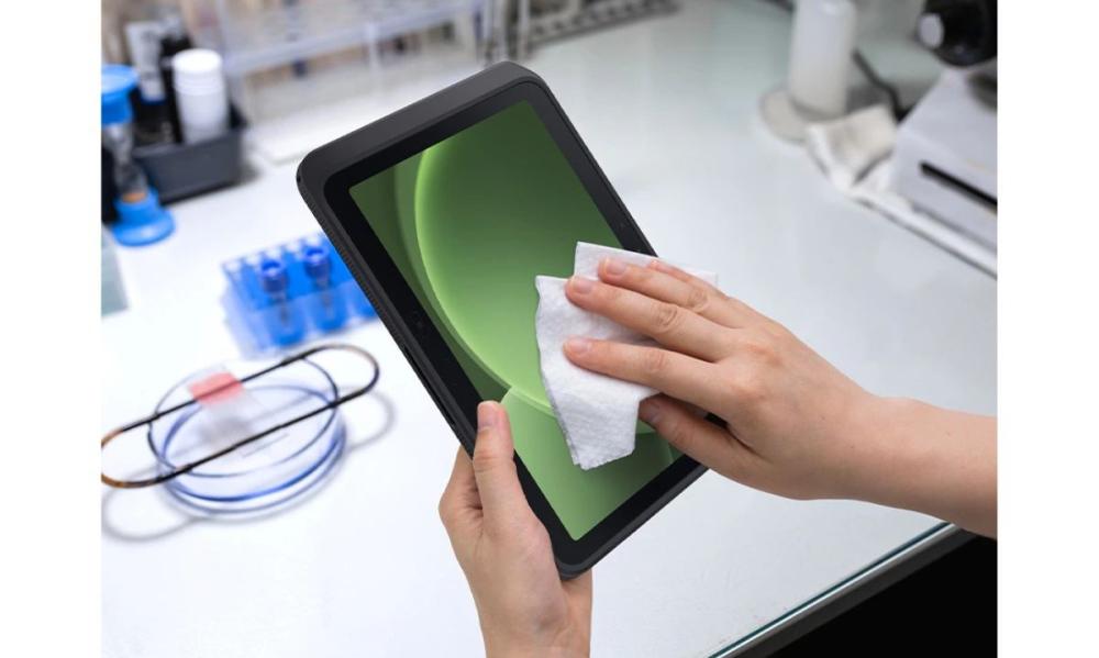 Galaxy Tab Active5 Pro poate fi curățată în siguranță folosind majoritatea dezinfectanților obișnuiți.