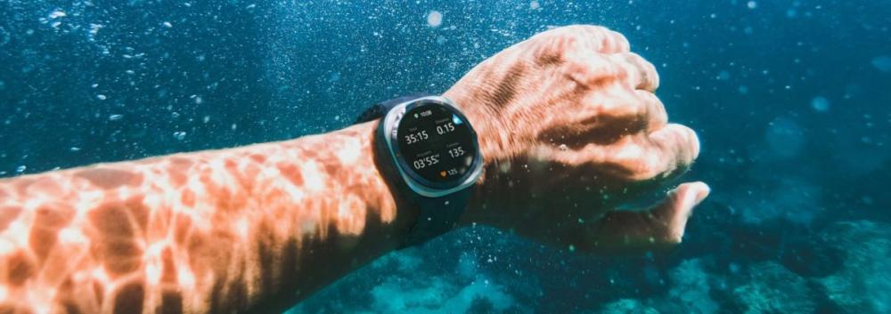 Ceasul Samsung Galaxy Watch Ultra 2 (2025) este rezistent la apă până la 10 ATM.