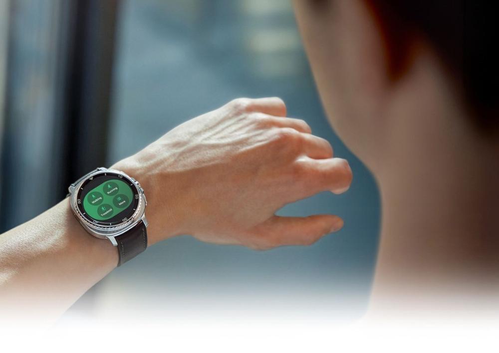 Samsung Galaxy Watch8 Classic ajută la stabilirea obiectivelor zilnice de pași, calorii și timp activ.
