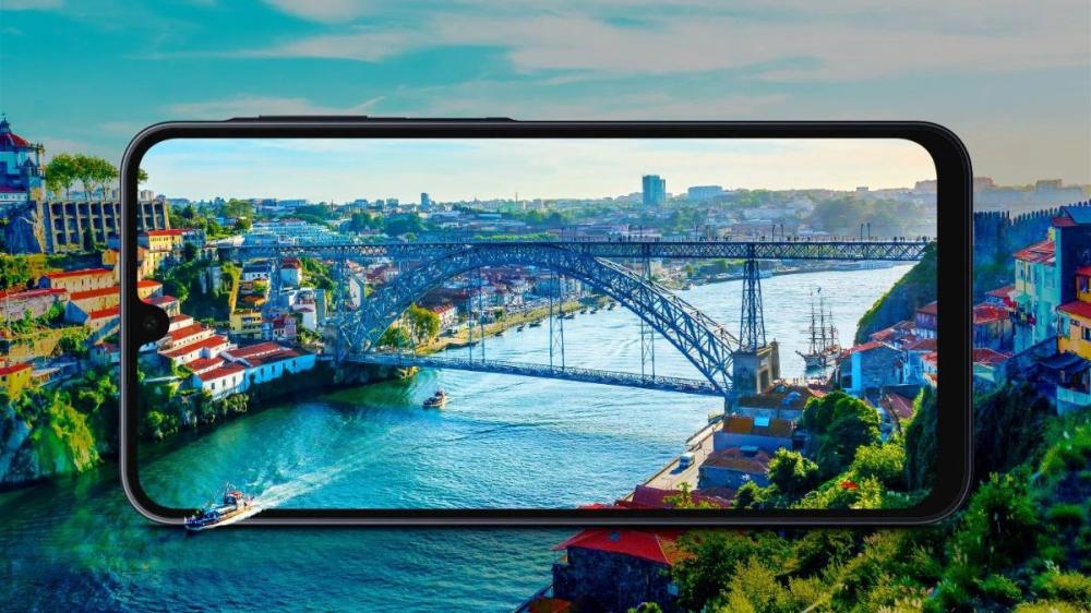 Bucură-te de conținutul tău preferat pe un ecran mare a Telefonului Samsung Galaxy A16 4G Dual SIM A165, cu detalii ultra-realiste și culori vii.